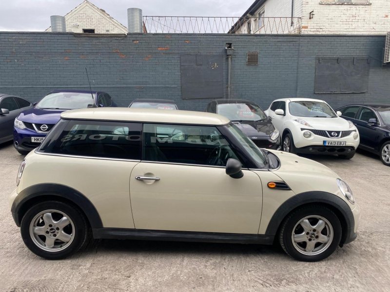 MINI HATCH