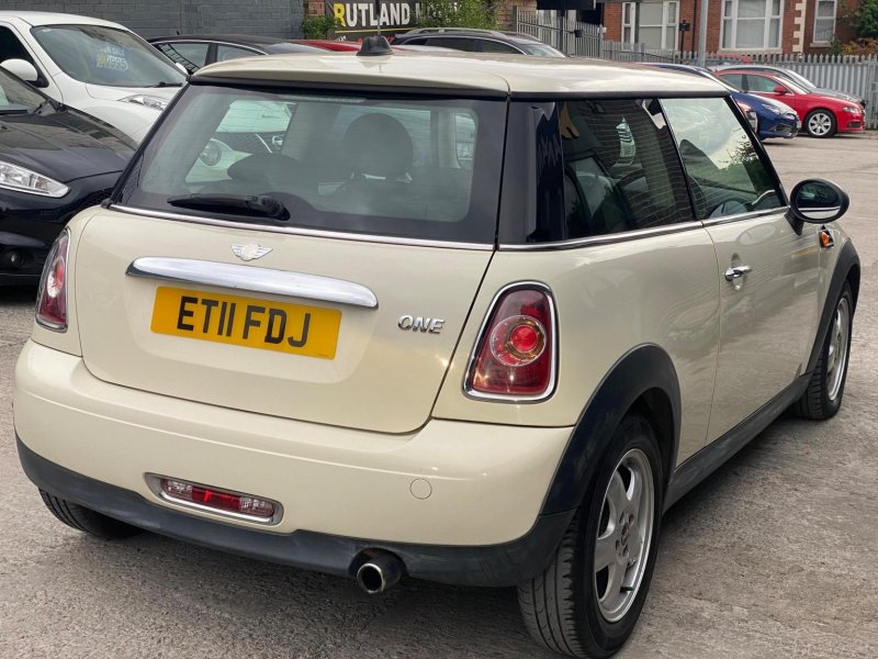 MINI HATCH