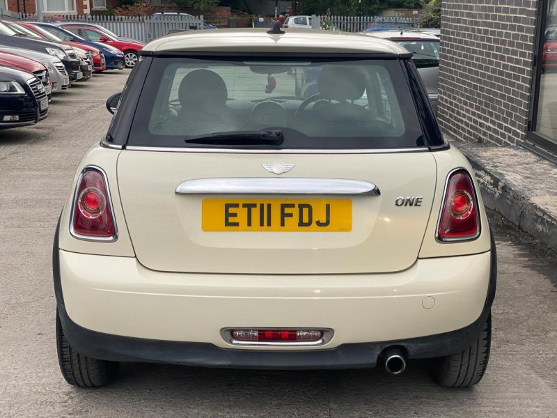 MINI HATCH
